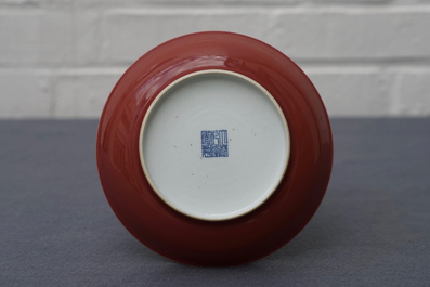 Une assiette en porcelaine de Chine rouge monochrome, marque de Qianlong, 19/20&egrave;me